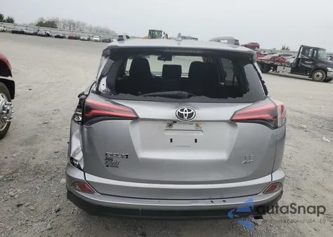 2018 Toyota Rav4 Le z USA, uszkodzony, nr VIN JTMBFREV8JJ243812